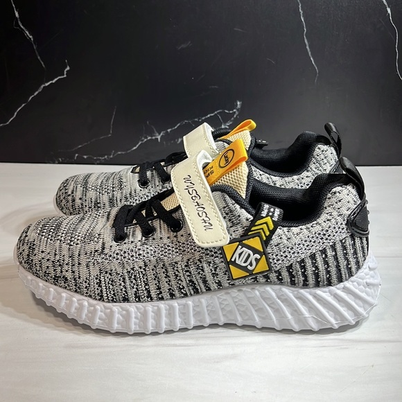 Unbranded Kid’s Sneakers Black/Yellow sz 4 - Picture 2 of 8